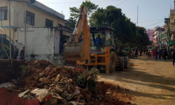 अवैध संरचना हटाउँदै नगरपालिका