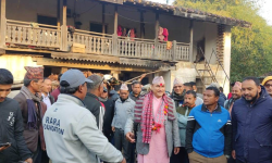 रेशम चौधरीको घरमा मुख्यमन्त्री शाह