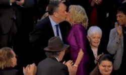 उपराष्ट्रपतिका खसमको ओठमा अमेरिकी प्रथम महिलाको चुम्बन !