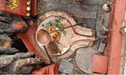 प्राचीन मन्दिरबाट जलहरी र दानपेटिका चारी