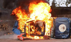 आन्दोलनरत यातायात मजुदरले बालाजुमा जलाए प्रहरीको भ्यान