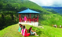 मायालु डाँडामा युवायुवतीको भीड