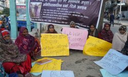 न्याय माग्‍दै धर्नामा बसेका महिलालाई आन्दोलन छाड्न दबाब