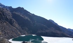 हिउँविहीन गोसाइँकुण्ड क्षेत्रका पहाड !