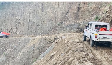 राजमार्ग स्तरोन्नति नहुँदा जोखिमपूर्ण यात्रा गर्न बाध्य