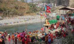 तातोपानीमा डुबेपछि स्नान गर्दै !