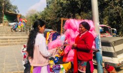 अस्मिताको सङ्घर्षः जीवन धान्न बालुवा बोक्नेदेखि ‘कटन क्यान्डी’ मेसिन चलाउनेसम्म