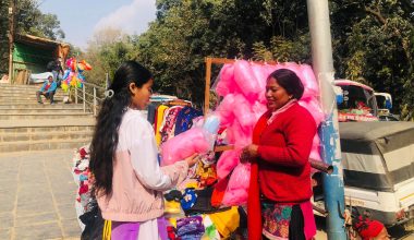 अस्मिताको सङ्घर्षः जीवन धान्न बालुवा बोक्नेदेखि ‘कटन क्यान्डी’ मेसिन चलाउनेसम्म