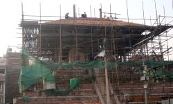 काठमाडौंको बसन्तपुरमा रहेको मन्दिर पुनःनिर्माण गर्दै कामदार!