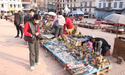 गहना हेर्दै