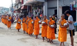 भिक्षा माग्दै मगर भिक्षुहरु