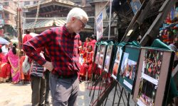 पर्यटक तस्बिर अवलोकन गर्दै