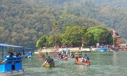 डुङ्गा सयर गर्दै भक्तजन