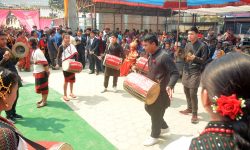 बाजा बजाउँदै