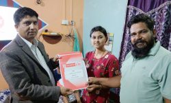 विवाह वर्षगाँठको अवसरमा प्रभु लाईफको जीवन बीमा पोलिसि उपहार