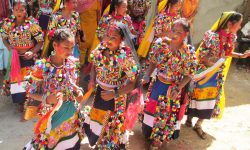 होली खेल्दै थारु समुदायका महिला