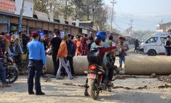 स्थानीयवासीद्वारा सडक अवरुद्ध