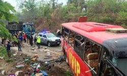 घानामा बस ठोक्किँदा ९ जनाको मृत्यु