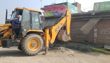 गुणस्तरहीन संरचना भत्काउन थालियो