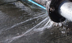 मेलम्चीको पानी वितरणका लागि विच्छाइएका पाइपबाट चुहावट