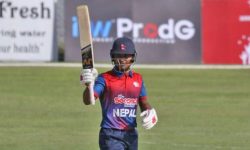 कप्तान रोहित ७७ रन बनाएर आउट