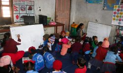 एउटै कोठामा एकै समयमा दुई शिक्षिकाले पढाउँदै