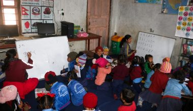 एउटै कोठामा एकै समयमा दुई शिक्षिकाले पढाउँदै