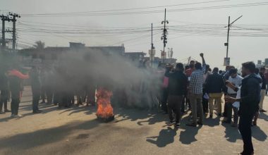 गोलबजारका मेयरमाथि आक्रमण, विरोध जनाउँदै एमाले कार्यकर्ता सडकमा