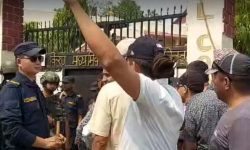 रोकिएको मतदान प्रक्रिया चाँडो सुरु गर्न माग गर्दै नाराबाजी