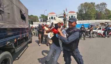 सिंहदरबार बाहिर प्रदर्शनको तयारी गरेका मिटरब्याज पीडित पक्राउ