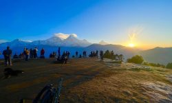 पुनहिलमा सूर्योदय हेर्दै आन्तरिक तथा वाह्य पर्यटक