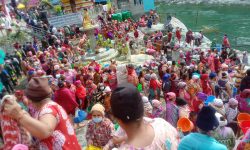 तातोपानीमा स्नान गर्नेको भीड