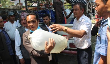 कृषकलाई माछाका भुरा वितरण