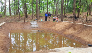 वन्यजन्तुका लागि सामुदायिक वनमा पोखरी निर्माण
