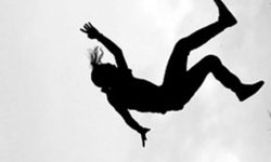 झरना अवलोकन गर्ने क्रममा चिप्लिएर एकको मृत्यु