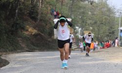 डोको बोकेर दगुर्ने प्रतियोगिताको उपाधि लिम्बूलाई