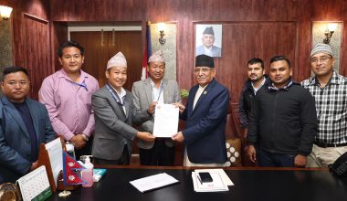 मेयर हर्क साम्पाङले खानेपानी माग्दै प्रधानमन्त्री भेटे