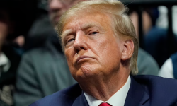 ‘म्याक्रोँले सीको नितम्ब चुमे’