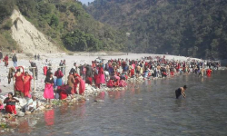 कालीगण्डकीमा भक्तजन स्नान गर्दै