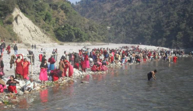 कालीगण्डकीमा भक्तजन स्नान गर्दै