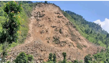 बर्खा नलाग्दै पहिरोको त्रास, बचेको बस्ती पनि उजाडिने डर