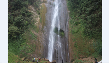 पर्यटकको रोजाइमा जलविरे झरना