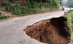 मेची राजमार्गमा जमिन भासिने र पहिरो खस्ने समस्या