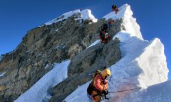 सगरमाथामा गएको हिमपहिरोमा पुरिएर ३ शेर्पा आरोहीको मृत्यु