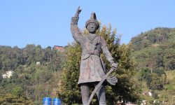 महिलालाई पृथ्वीनारायण शाहको मूर्ति बनाउन तालिम