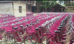 छात्रालाई साइकल वितरण