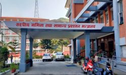 हाई काट्दै दिन बिताउन बाध्य कर्मचारीलाई वर्षमा १० करोड तलब