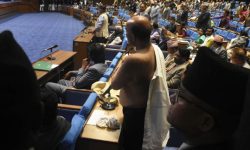 संसदमा लुगा फुकालेर विरोध