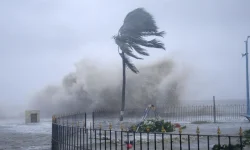 शक्तिशाली आँधी ‘साओला’ नजिकिँदै गर्दा हङकङ र दक्षिण चीनका अन्य भागहरूमा सावधानी