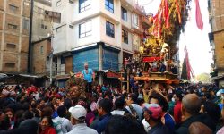 महिलाले ताने रातो मच्छिन्द्रनाथको रथ